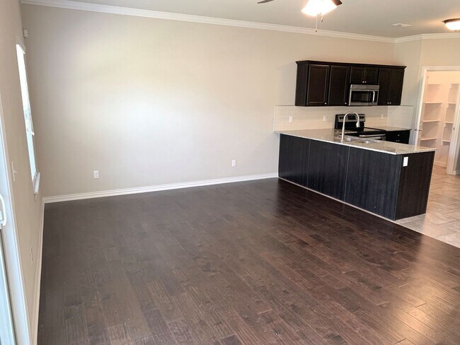 Building Photo - Beautiful Townhome Close to The Pinnacle!