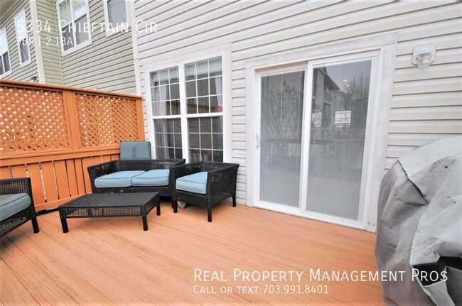 Building Photo - Gorgeous 4 Level End Unit in Upscale Windy...