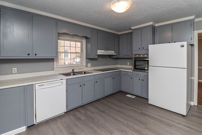 Building Photo - SPACIOUS Brick Home ~ Great location close...