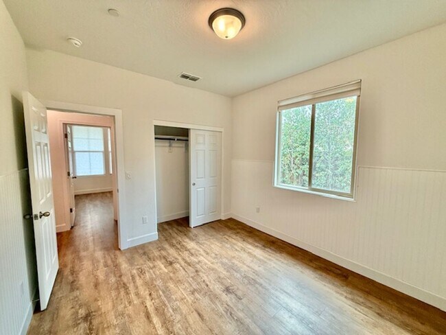 Building Photo - 3 Bedroom 2 Bathroom in NE Visalia!