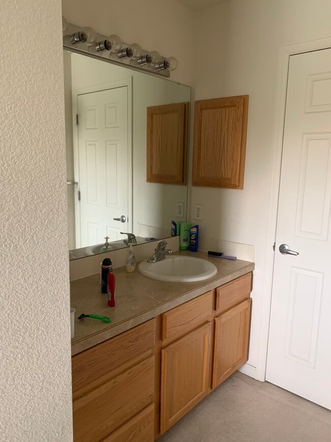 Building Photo - Beautiful 2 Bedroom, 2.5 Bath Townhome for Rent in Loveland!