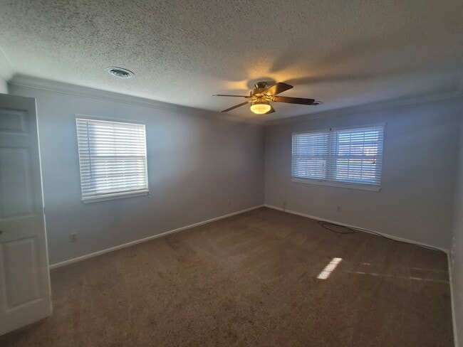 Building Photo - Nice 3 bedroom 2 bath home with fenced in ...