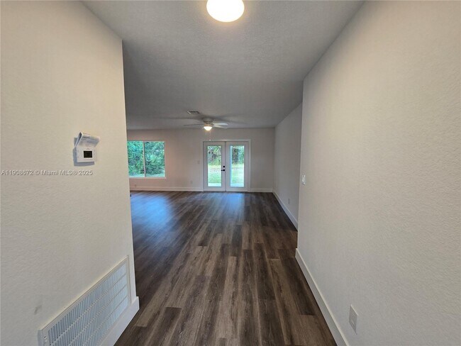 Building Photo - 541 SE Penn Ave