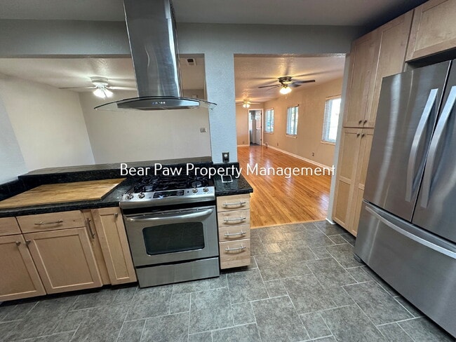 Building Photo - 1001 S Zuni St