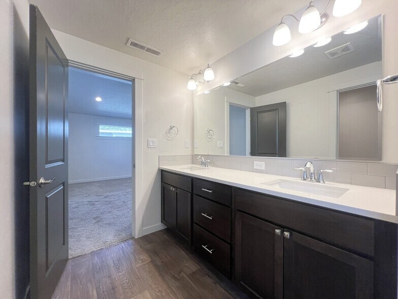 Building Photo - 3315 S Cabin Creek Way