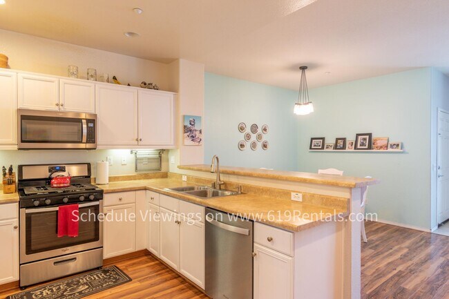 Building Photo - Beautiful 3 Bedroom, 2 Bath Townhouse with 2 car garage