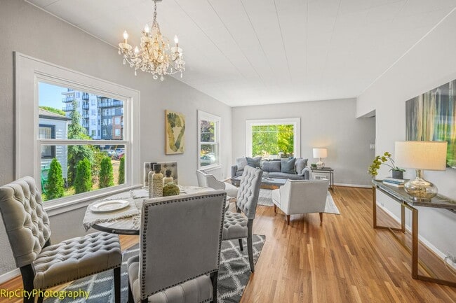 Building Photo - Charming Bungalow in Overlook neighborhood...