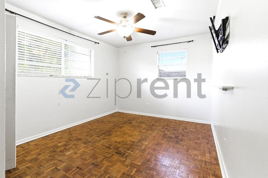 Building Photo - 918 E Montclair Rd