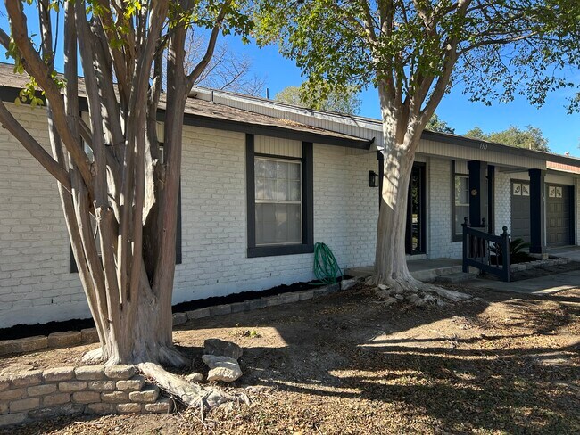 Building Photo - 1315 White Rock Dr