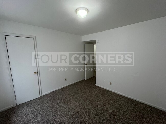 Building Photo - Lovely 2 Bedroom 1.5 Bath Townhome