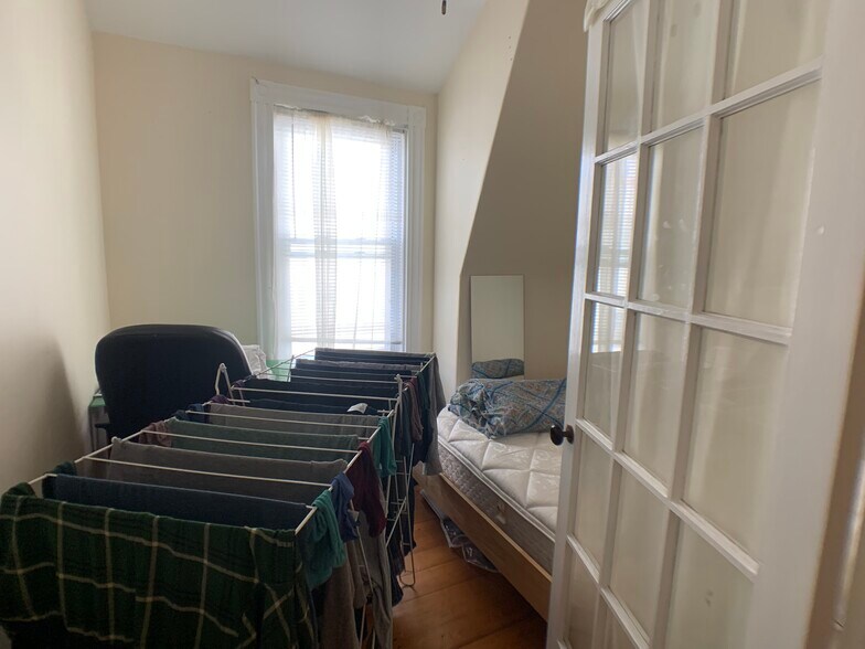 Building Photo - 166 Magazine St