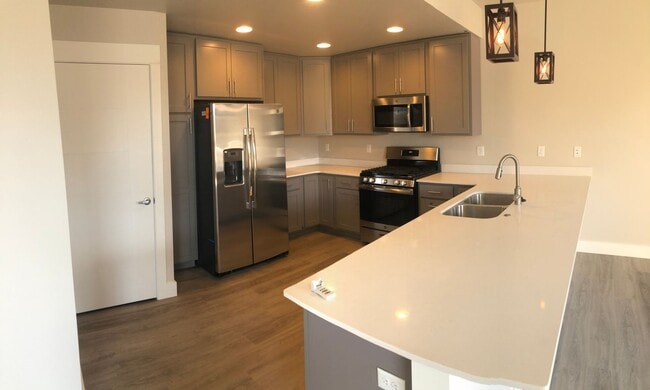 Building Photo - Modern Townhome, Centrally located.