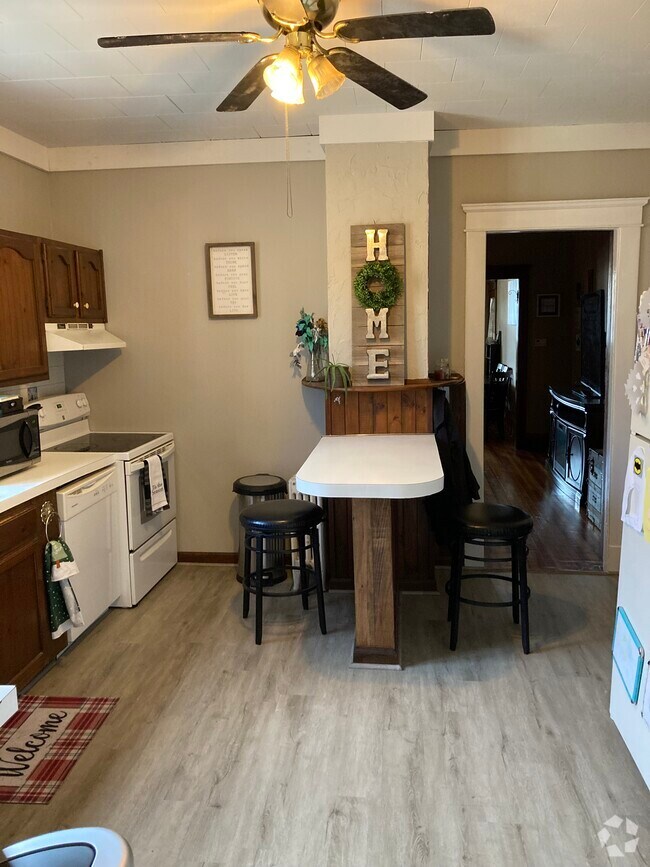 eat in kitchen - 1239 Western Ave