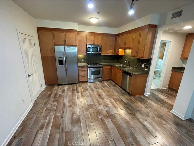 Building Photo - 530 S Primrose Ave