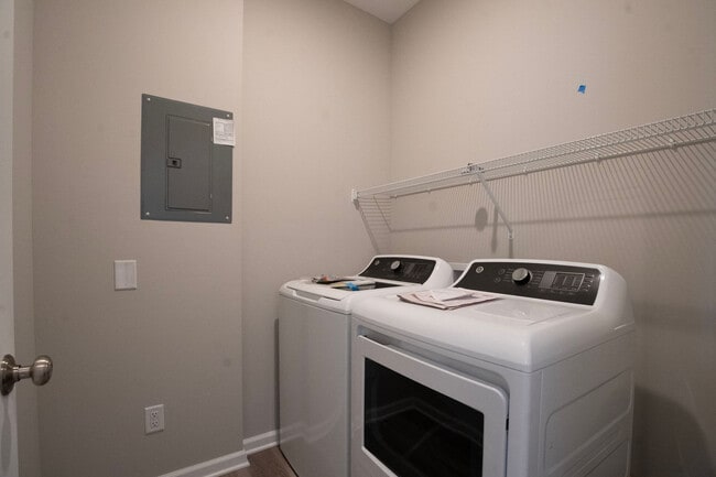 Building Photo - 344 E Stratford Ave