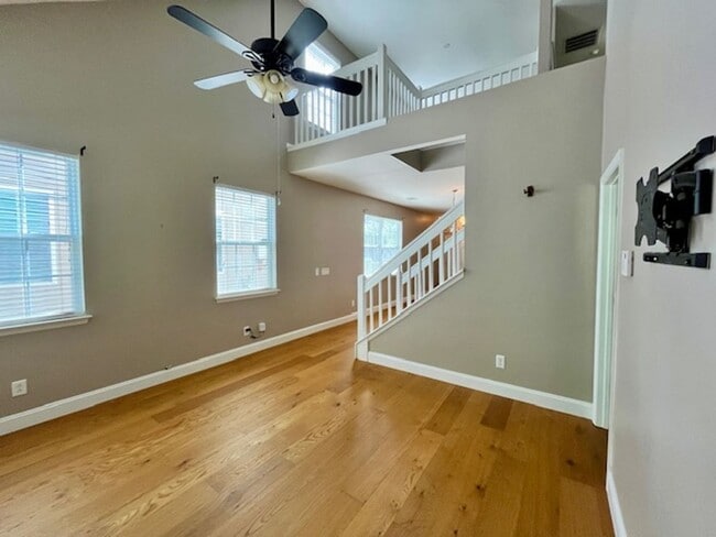Building Photo - Spacious Move In Ready Townhome on Johns I...