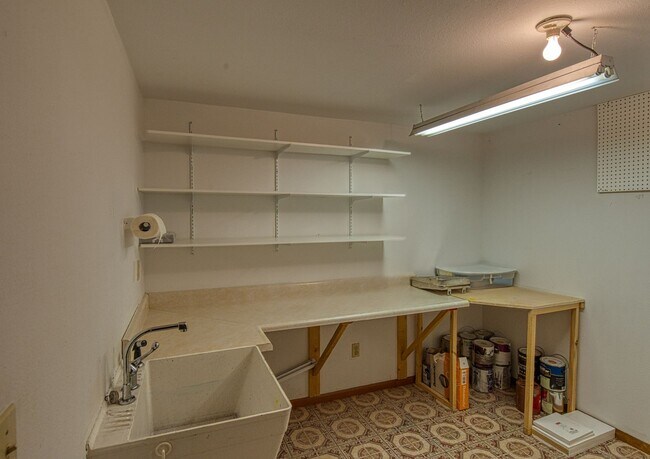 Building Photo - 3B/3B in The Shores with Finished Basement and 2 Car Garage!