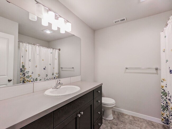 Building Photo - **Move-In Special** Stunning 5 bed, 2.5 ba...