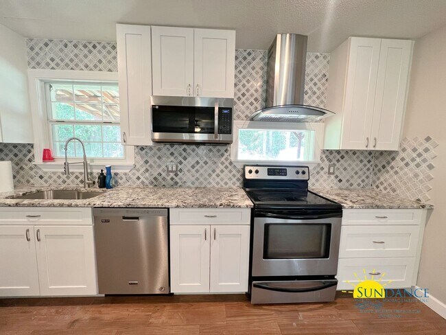 Building Photo - Beautiful 3 bedroom home that is centrally...