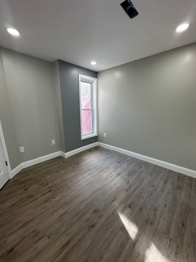 Building Photo - Newly Renovated 3 Bed/1 Bath Row Home