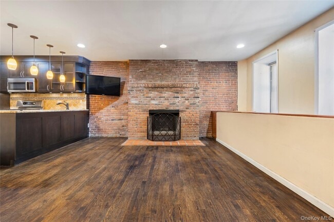 Building Photo - 117 W 82 St