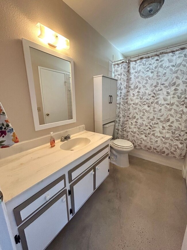 Building Photo - NEWLY RENOVATED 2 BEDROOM 1 BATHROOM HOME