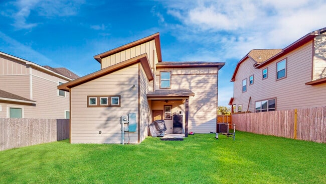 Building Photo - 311 Fairway Dr