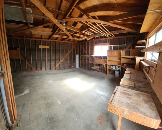 Building Photo - 550 Piney Way