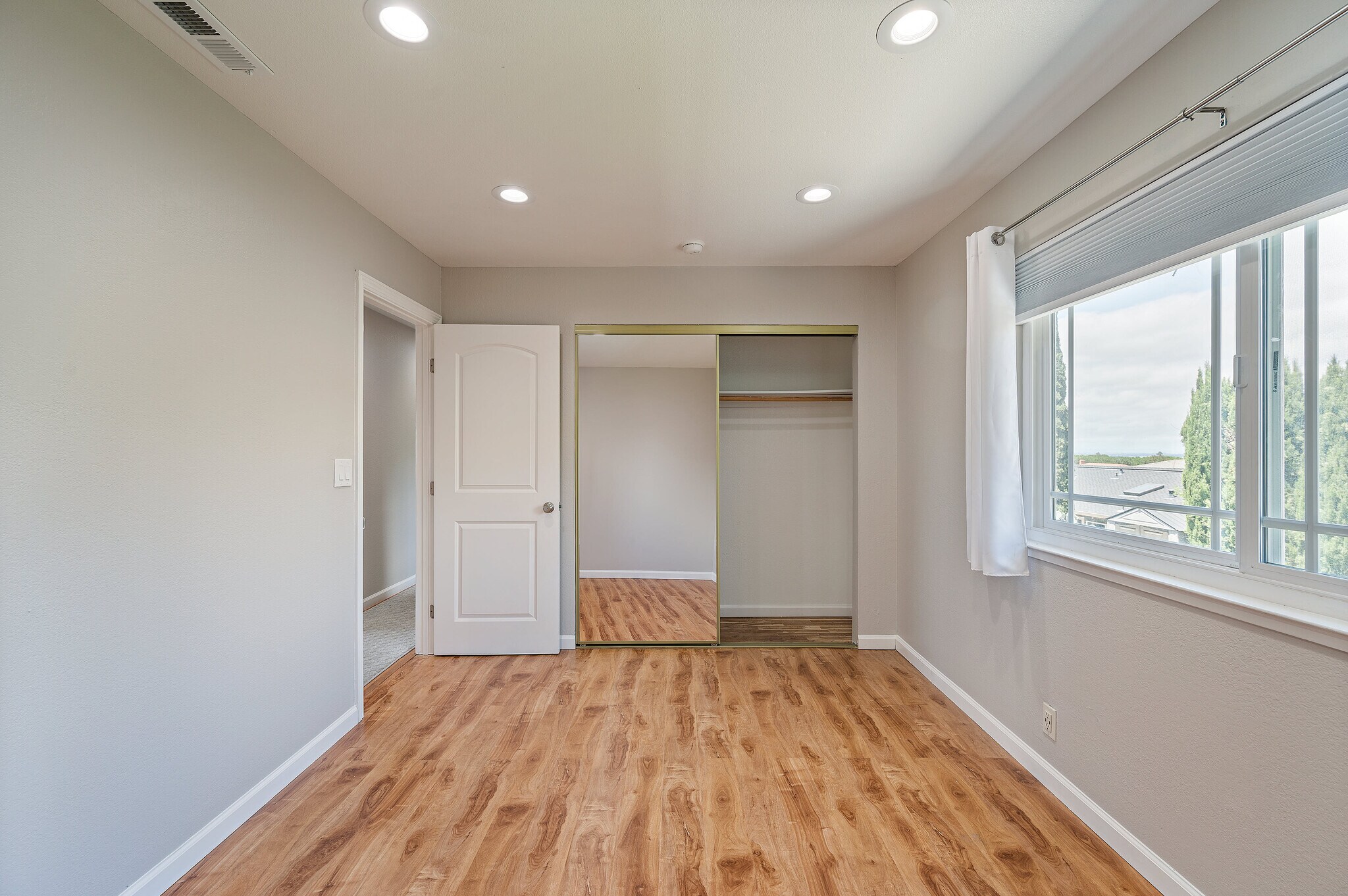 Building Photo - 3661 Slopeview Dr