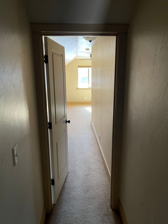 Building Photo - Custom 3-Bedroom with Fenced Yard in heart of Sisters!