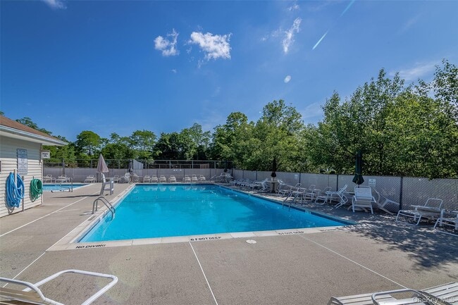 Building Photo - 12 Brook Dr