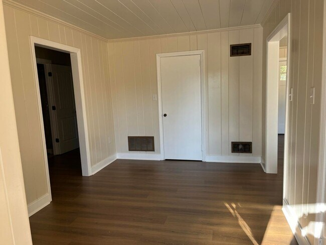 Building Photo - Large country home on private acreage