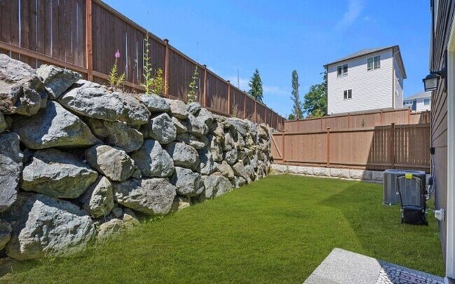 Building Photo - Modern 4-Bed Home in Northshore School District with A/C