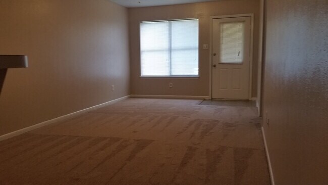 Building Photo - The right side unit of this duplex offers a comfortable and functional layout ideal for small fam...
