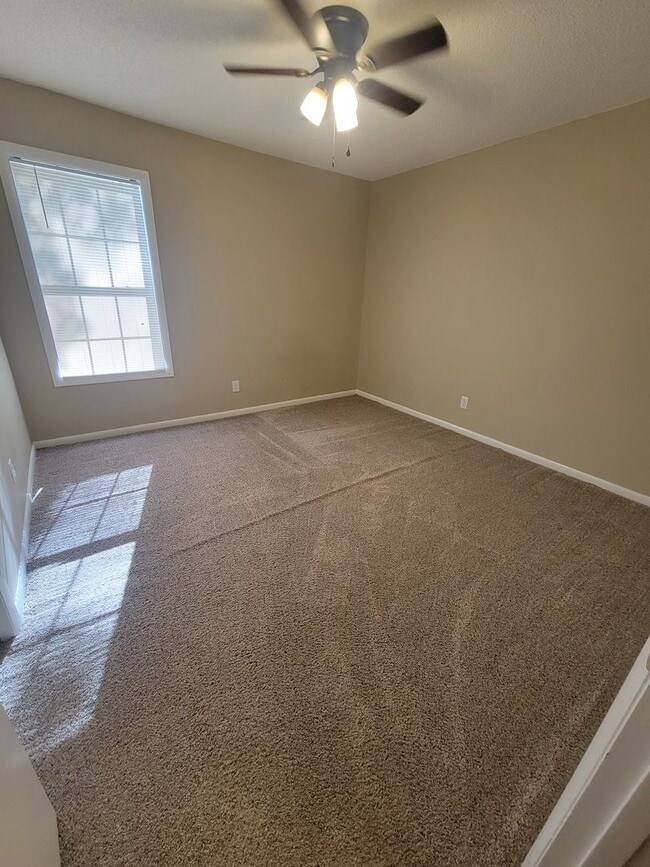 Building Photo - Home conveniently located