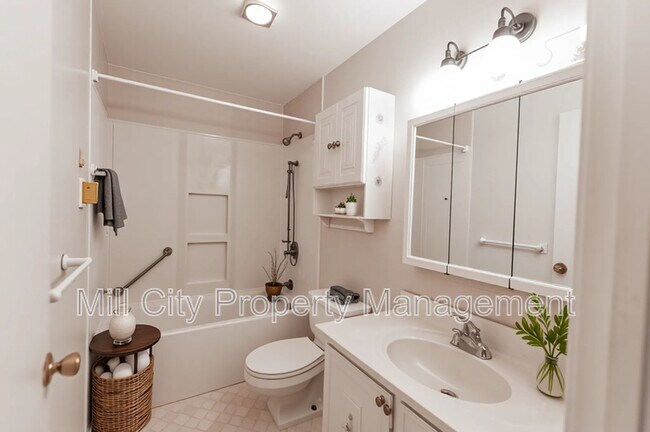 Building Photo - 23 Country Club Dr