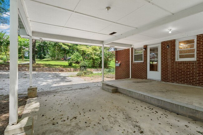 Building Photo - Chapel Hill 3 Bed 2 Bath Ranch - Available...