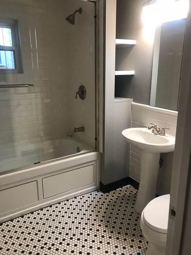 Building Photo - Absolutely Stunning Single Family in Bloomfield!