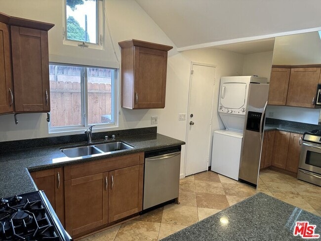 Building Photo - 2454 Penmar Ave