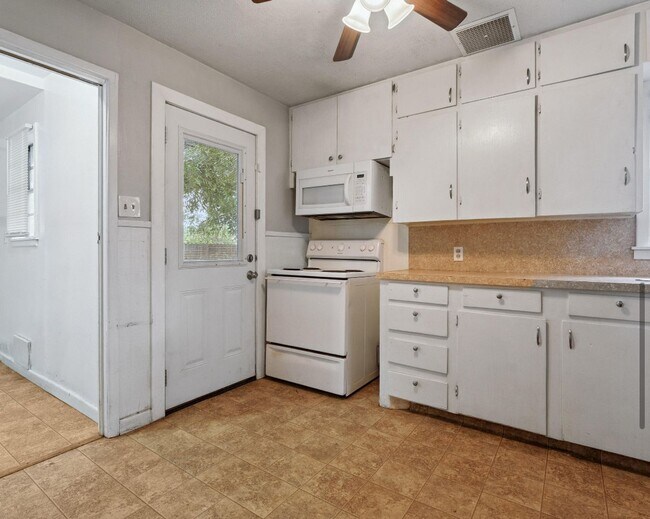 Building Photo - 2 bed 1 bath near Slide and Marsha Sharp n...