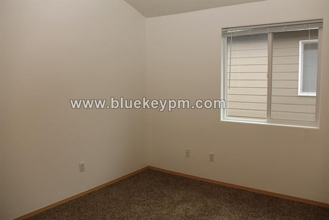 Building Photo - 3 bedroom 2.5 bath home in Errol Heights
