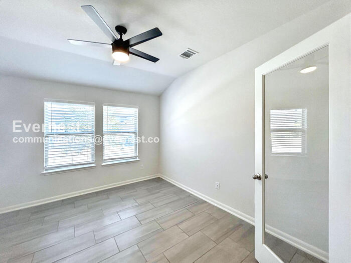 Building Photo - 12002 Benetto Aly