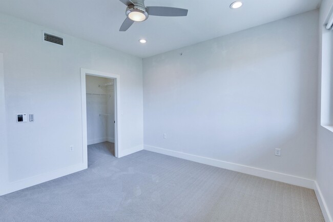 Building Photo - 604 N Bluff Dr