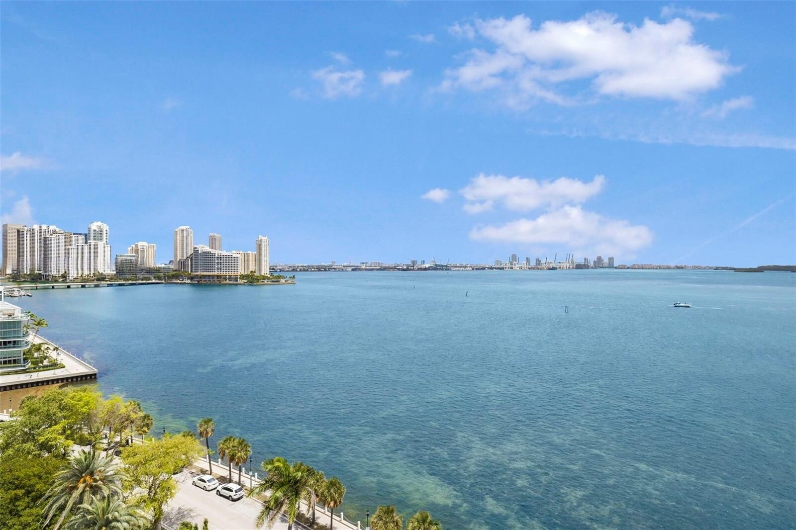 Building Photo - 1420 Brickell Bay Dr