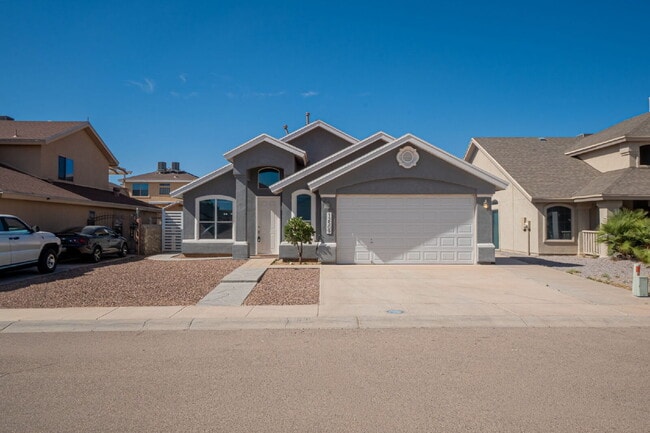 Building Photo - "Charming 4-Bed Oasis with 3 Full Baths on Twin Leaf Drive in El Paso, TX!"
