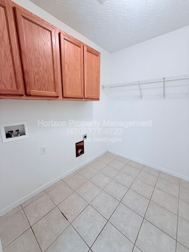 Building Photo - 3987 Hidden Hollow Dr