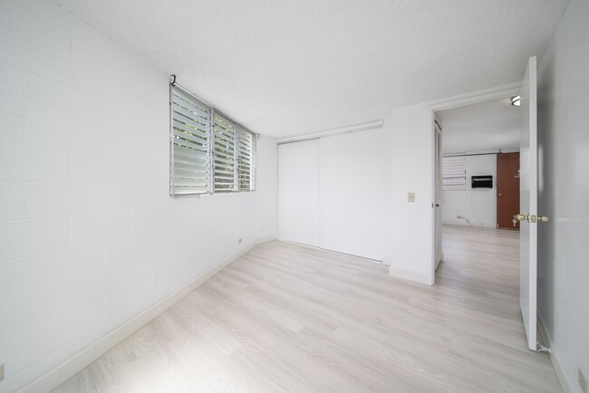 Building Photo - Upgraded Condo w/ Assigned Parking Near H1...