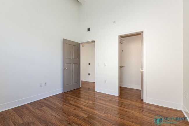 Building Photo - Financial District: 1 bed + Den/Office w/ ...