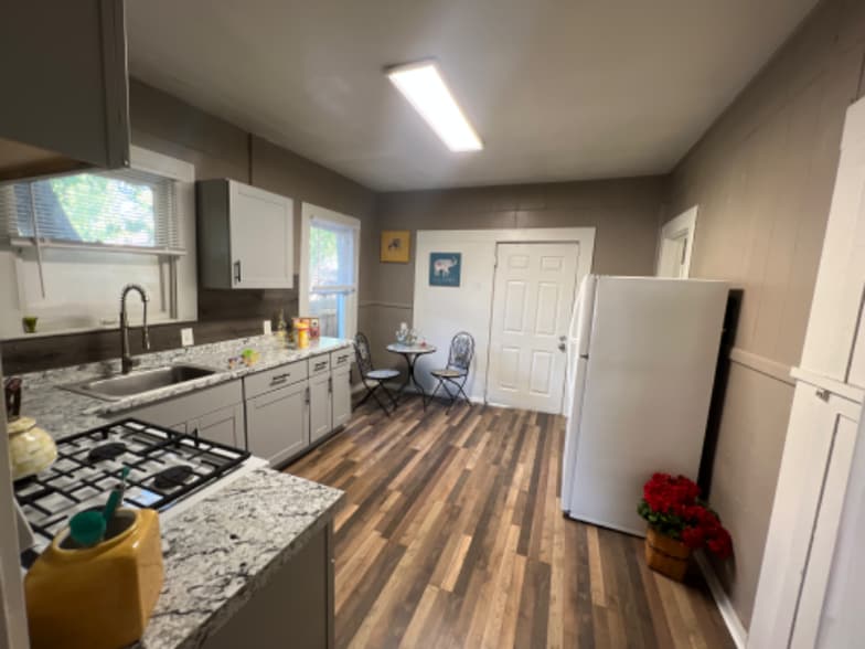 Building Photo - 521 W Ridgewood Ct