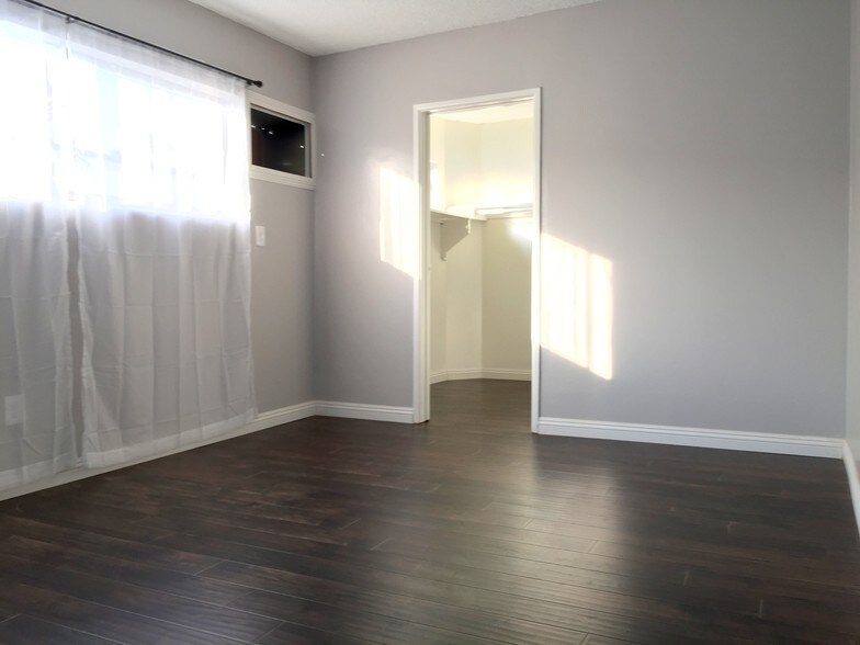 Building Photo - 1681 College View Dr